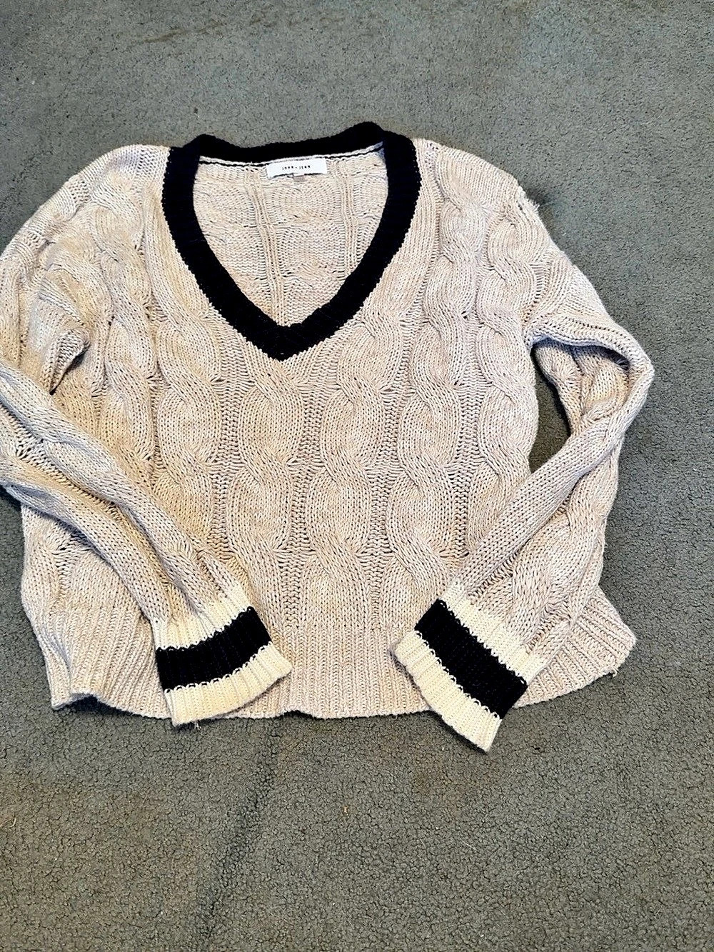 JOHN + JENN Cable Knit V-Neck Sweater Size Medium